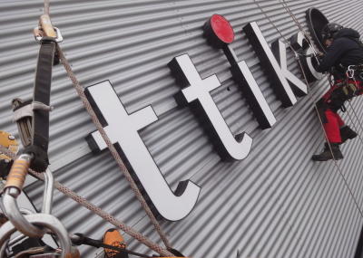 Leuchtwerbung montieren, Arbeit am hängenden Seil