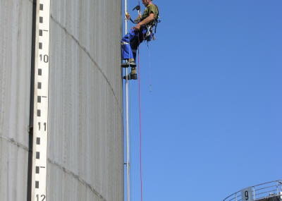 Elektroinstallation in Tanklager, Arbeit am Seil, Höhenarbeit