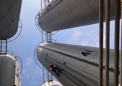 Elektroinstallation in Tanklager, Arbeit am hängenden Seil