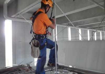 Montage Brandmelder in der Höhe, an schwer zugänglicher Stelle, Arbeit am Seil in der Höhe