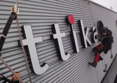 Leuchtwerbung demontieren für Revision und anschliessene Wiedermontage