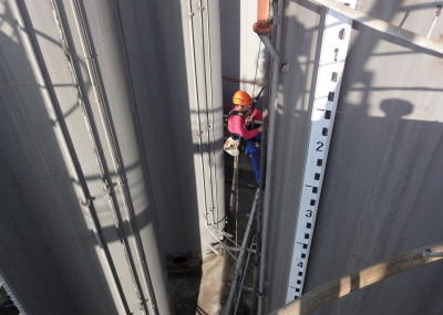 Elektroinstallation in Tanklager, Arbeit am Seil, Höhenarbeit