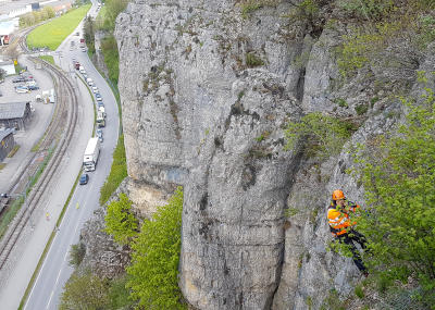Klicken, um das Bild zu vergrößern Felsräumungen und Kontrolle von Steinschlagschutznetzen