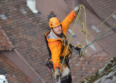 Klicken, um das Bild zu vergrößern Sträucher schneiden und Moos entfernen am Kirchenfels Aarburg
