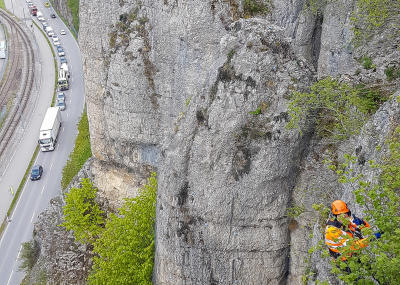 Klicken, um das Bild zu vergrößern Felsräumungen und Kontrolle von Steinschlagschutznetzen