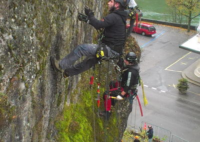 Klicken, um das Bild zu vergrößern Sträucher schneiden und Moos entfernen am Kirchenfels Aarburg