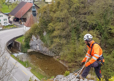 Klicken, um das Bild zu vergrößern Felsräumungen und Kontrolle von Steinschlagschutznetzen