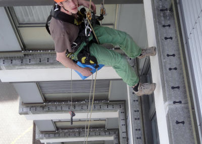 Montage Taubenschutz am Seil, Seilarbeit