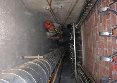 Montage am Seil, Abluftrohre in einem engen Schacht, Seilarbeit