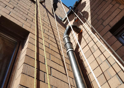 Montage Wasserleitung an zwei Hochhäusern im Alpenblick in Cham