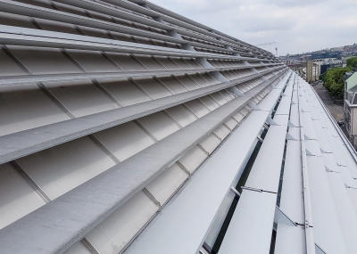 Kontrolle und Verstärkung von Beschattungslamellen auf Geschäftshaus