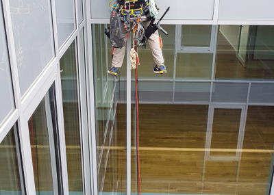 Reinigung Innenhof Pflegezentrum