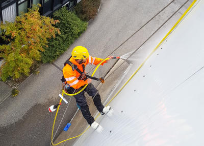 Fassadenreinigung an einem Lagerhaus