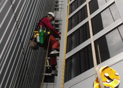 Regelmässige Reinigung an einem 41 m hohen Gebäude