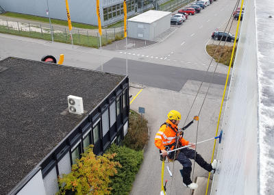 Fassadenreinigung an einem Lagerhaus