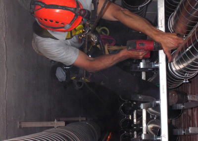 Montage am Seil, Abluftrohre in einem engen Schacht, Seilarbeit