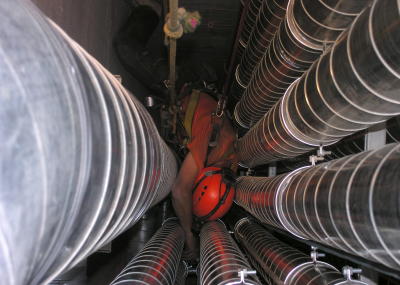 Montage am Seil, Abluftrohre in einem engen Schacht, Seilarbeit