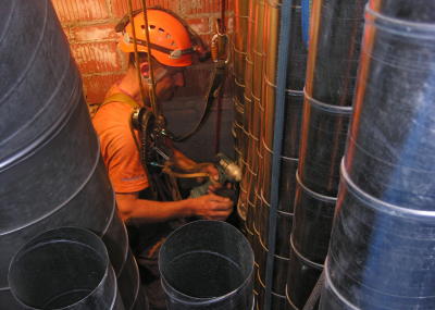 Montage am Seil, Abluftrohre in einem engen Schacht, Seilarbeit
